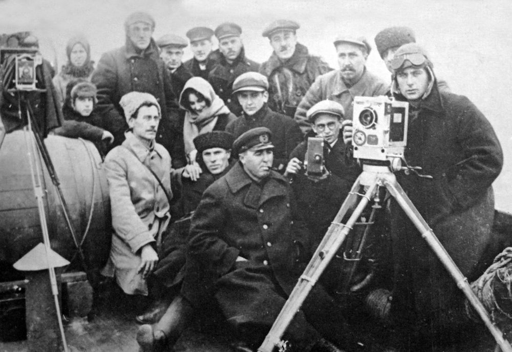 Ростов-на-Дону, 1926 год. Съёмочная группа фабрики «Кинокомсомол». У камеры в лётном шлеме — кинооператор Семён Брюмер. Подлинное архивное фото. Источник: Ростовская киностудия, раздел «История».