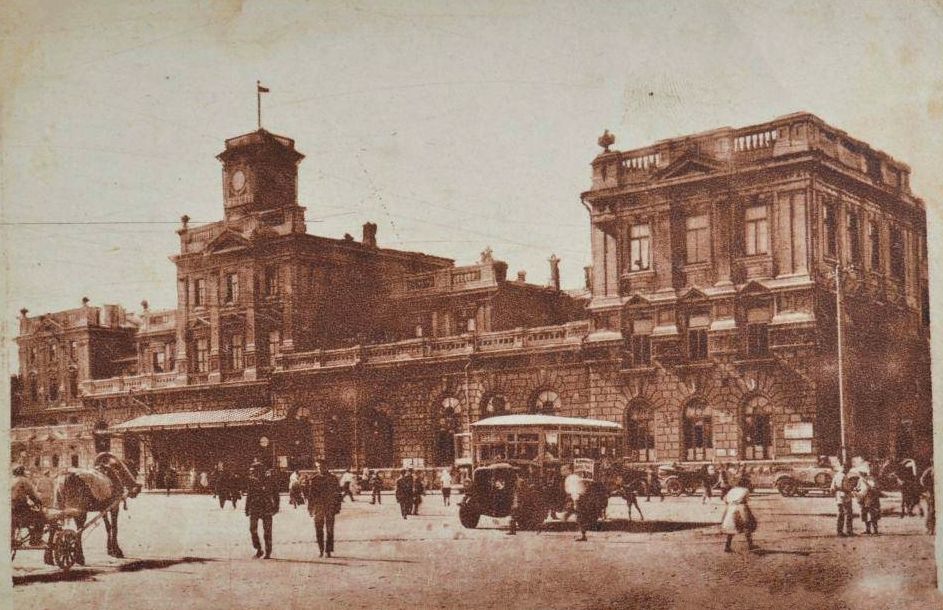 Ростовский вокзал, фотография периода 1924–1933 годов: образ города, в который приезжали гастролёры. Не фотография спектакля.